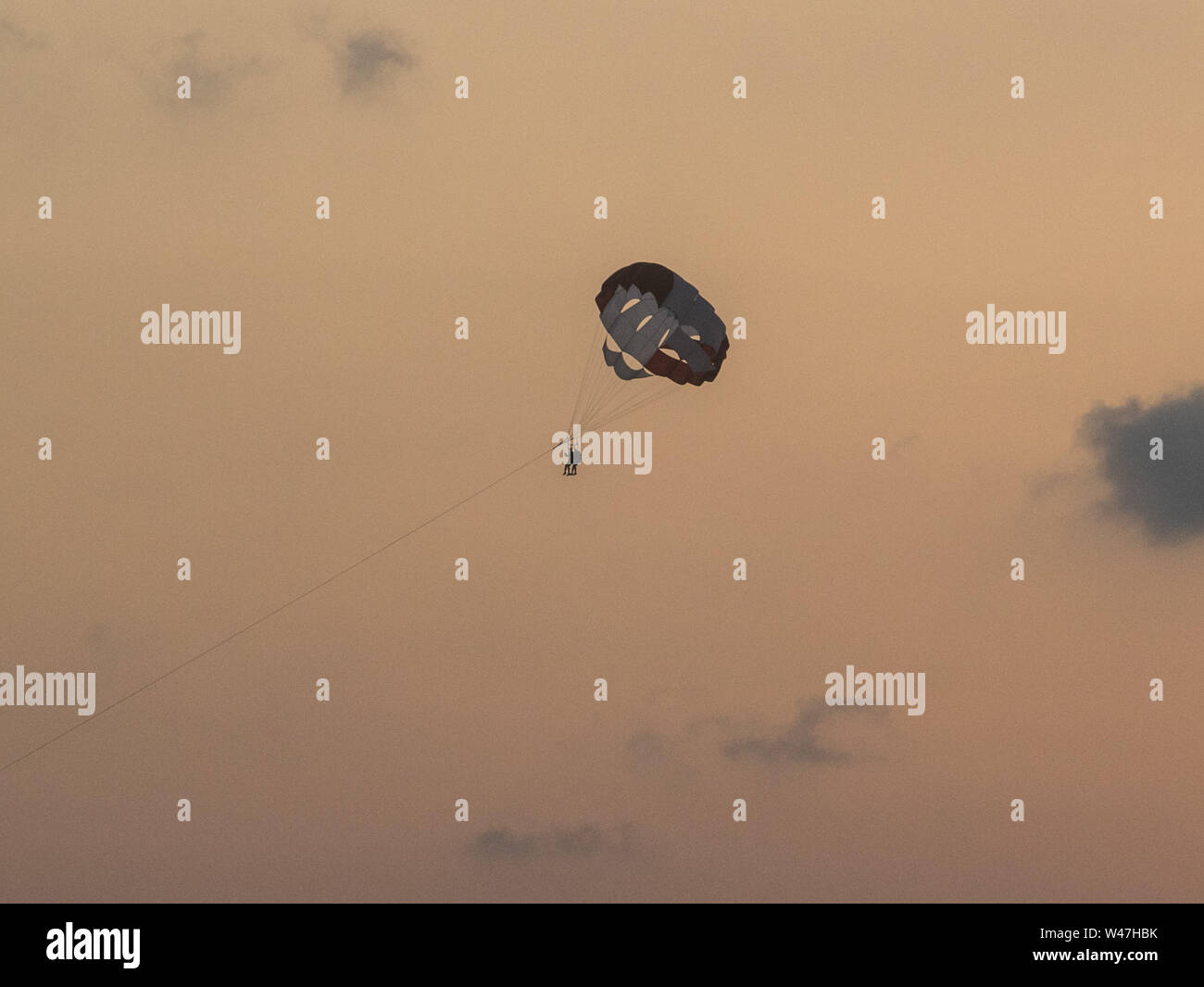 Beirut, Libanon. 20. Juli 2019. Menschen gesehen Paragliding in einen Fallschirm bei Sonnenuntergang in Beirut. Credit: Amer Ghazzal/SOPA Images/ZUMA Draht/Alamy leben Nachrichten Stockfoto