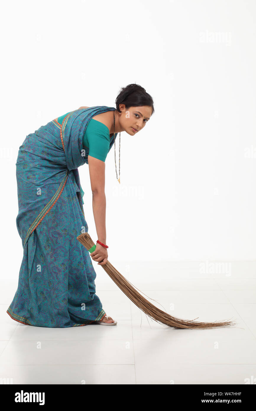 Frau geschwungenen Boden mit Besen Stockfoto