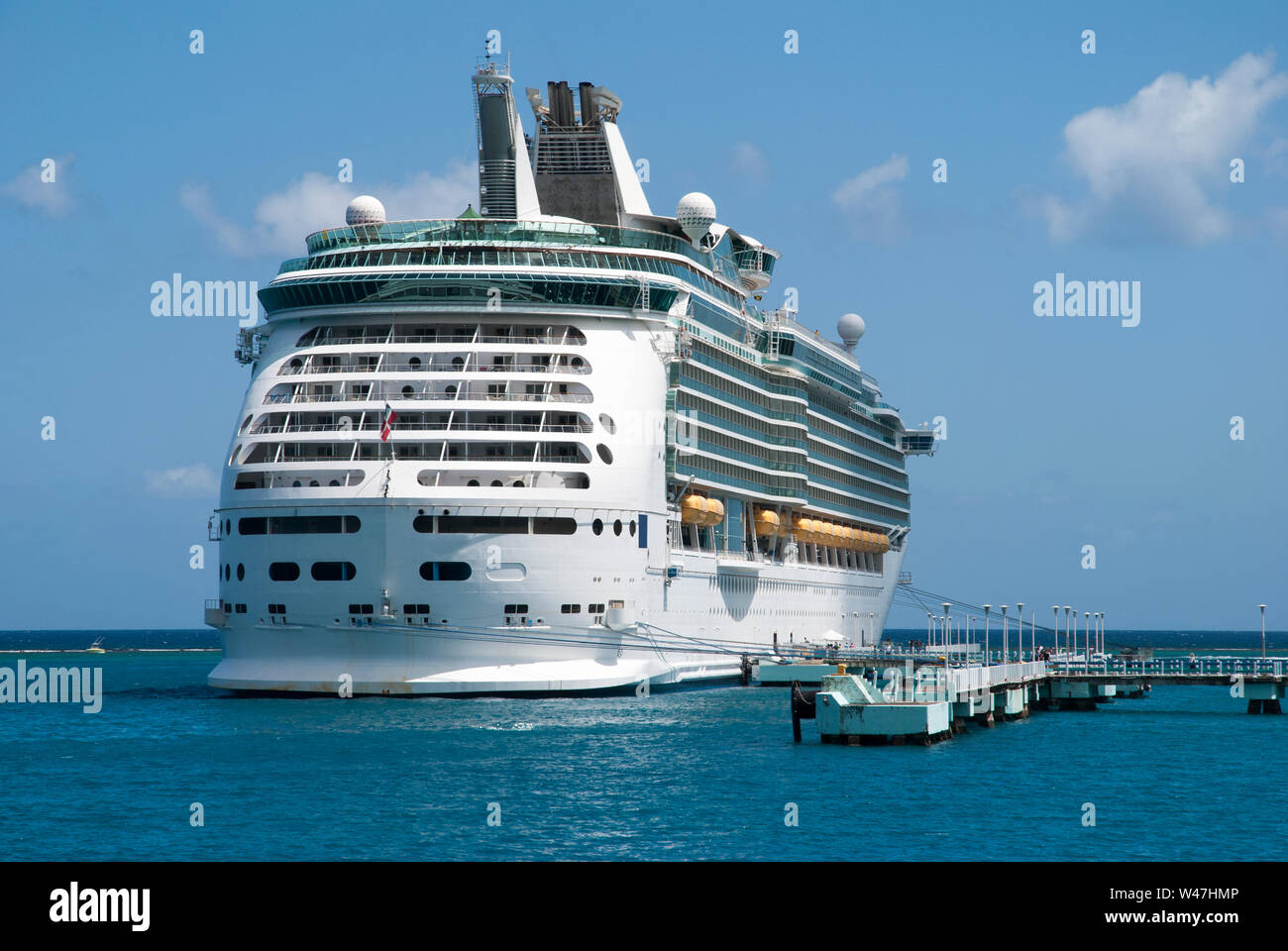 Das Kreuzfahrtschiff angelegt am Pier in Ocho Rios Resort Stadt (Jamaika). Stockfoto