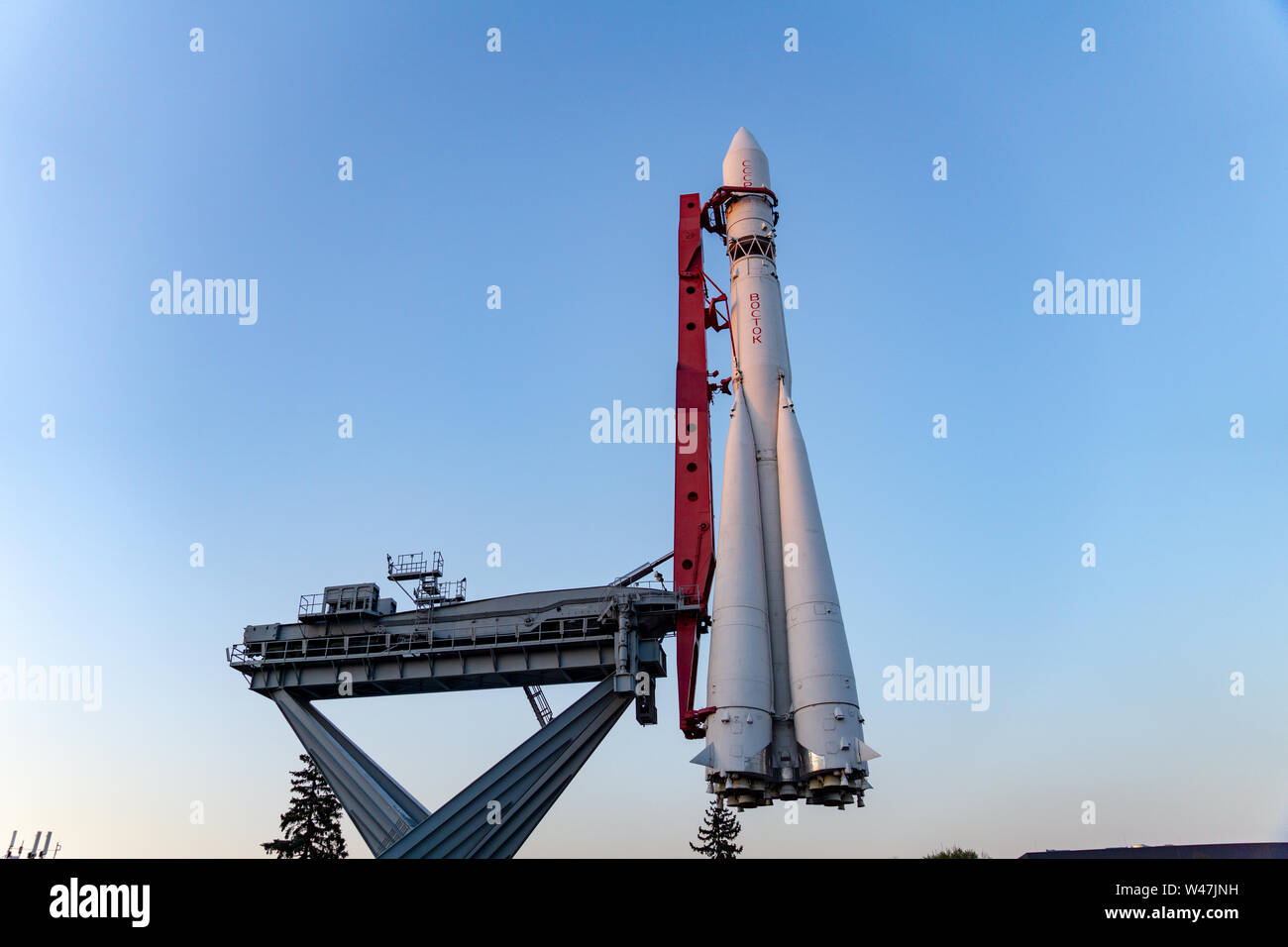 Maßstab der Reproduktion von Wostok 1 Rakete von Yuri Gagarin im ersten Raumfahrt verwendet, Allrussischen Ausstellungszentrum, Moskau, Russland. Stockfoto
