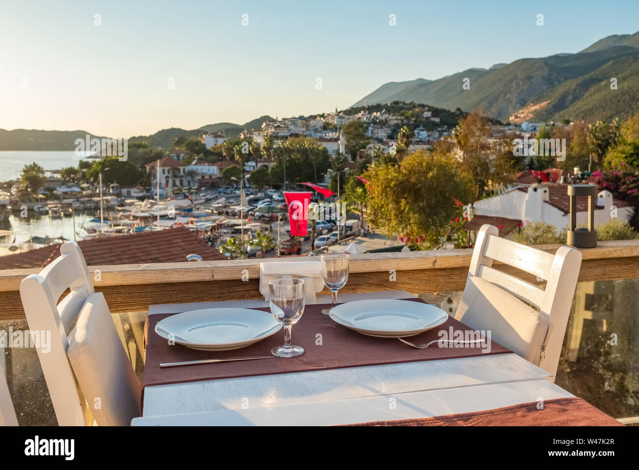 Gemütliches Café im Freien bei Sonnenuntergang in Kas, Mittelmeer, Türkei Stockfoto