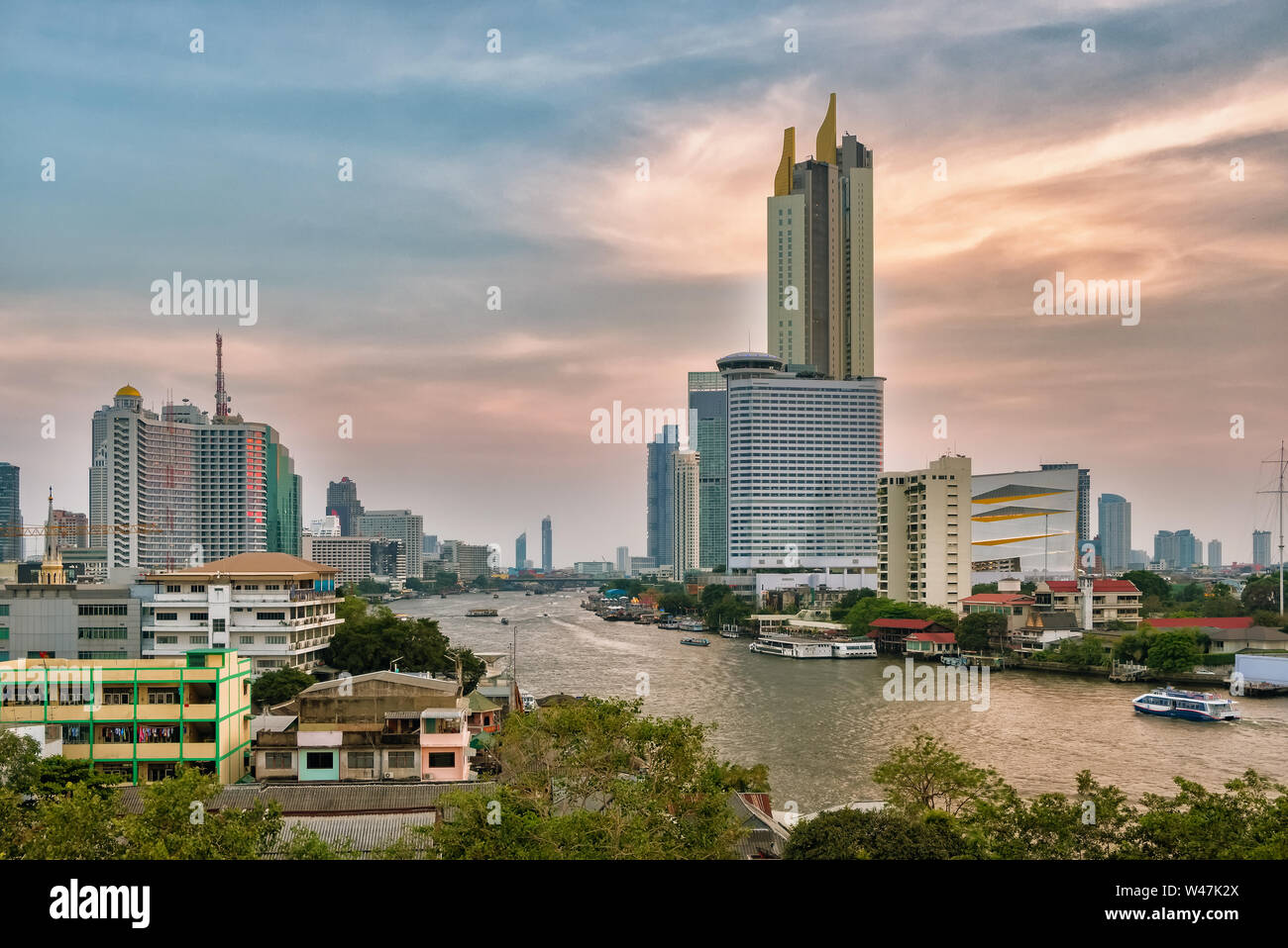 Skyline von Bangkok und Business Wolkenkratzer am Chaopraya River bei Sonnenuntergang in Bangkok, Thailand Stockfoto