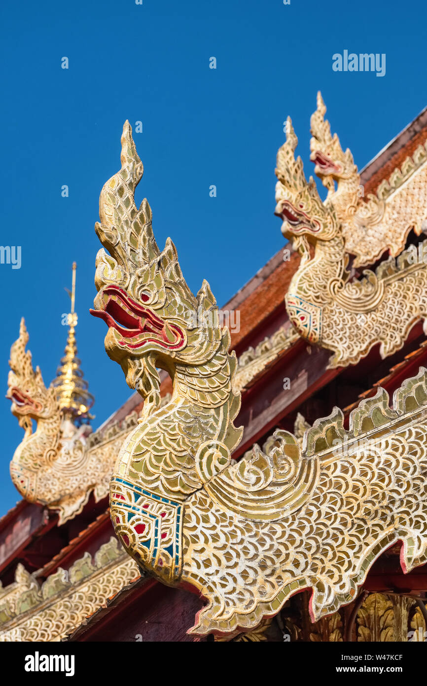 Golden Dragon Statuen auf dem Dach des buddhistischen Tempel in Chiang Mai, Thailand Stockfoto