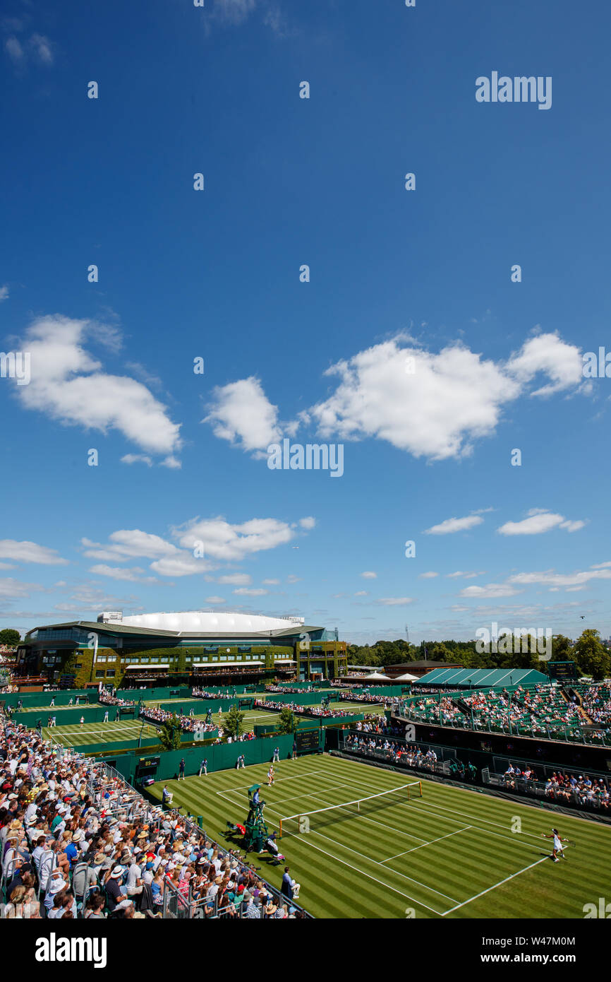 Caty McNally und Heather Watson am Gericht 12 einen allgemeinen Überblick über dem Centre Court und die Wimbledon Championships 2019. Gehalten an der All England Lawn 10 Stockfoto