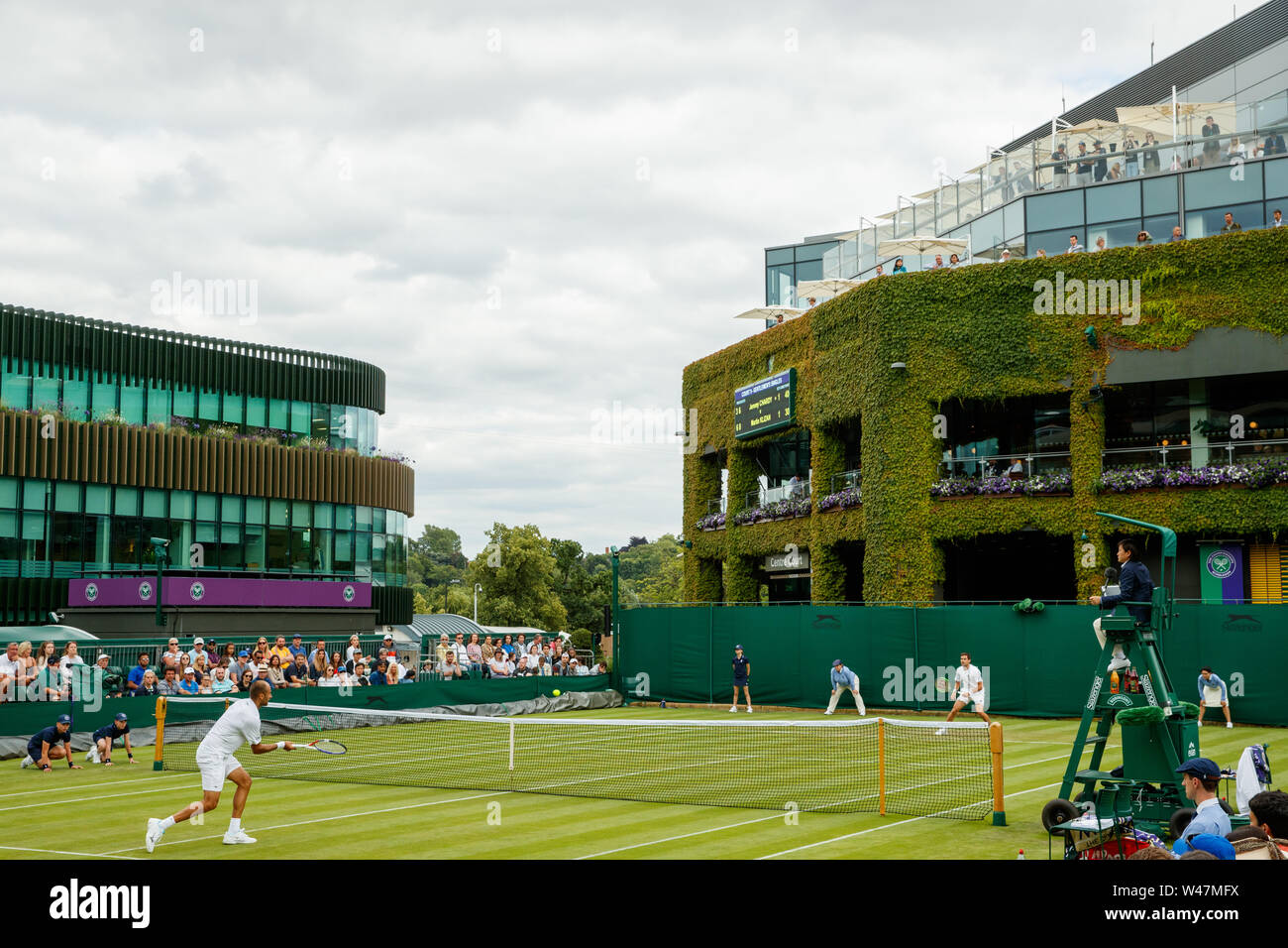 Allgemeine Ansicht von außerhalb des Gerichtes und des Centre Court in Wimbledon Championships 2019. Gehalten an der All England Lawn Tennis Club, Wimbledon. Stockfoto