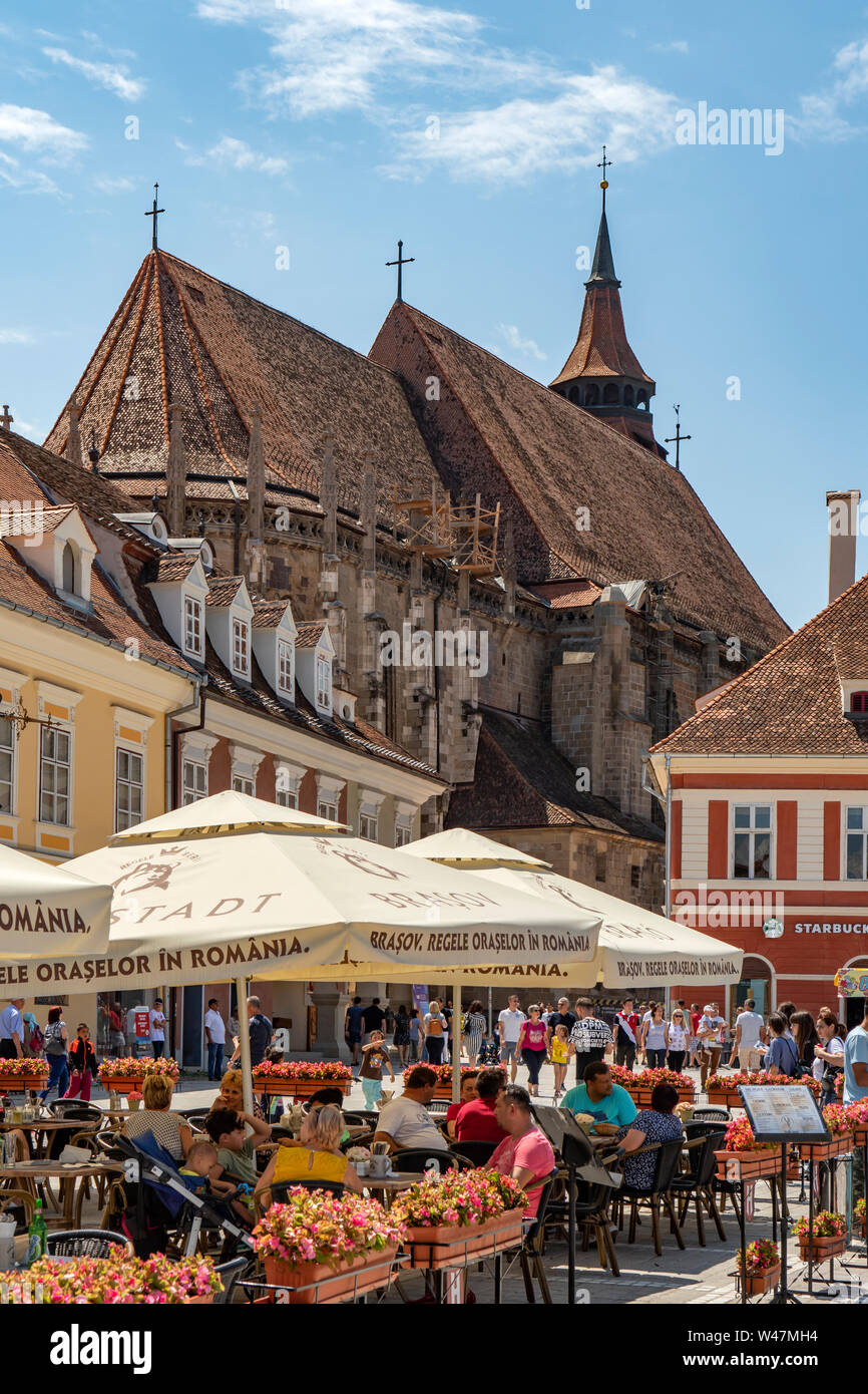 Street Restaurant und Biserica Neagră, die Schwarze Kirche, Brasov, Rumänien Stockfoto