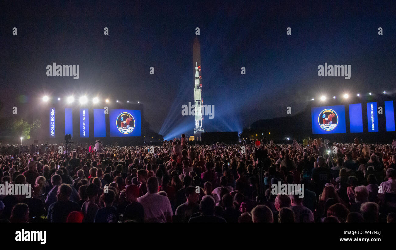Lebensgroße Projektionen auf das Washington Monument der 365 Fuß hohen Saturn V Rakete Apollo Mond begeisterte auf der National Mall während der Feier Stockfoto