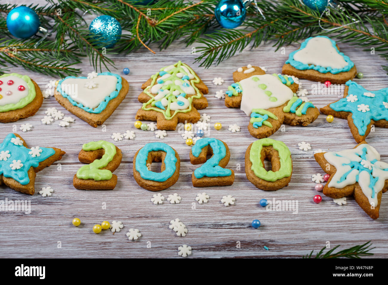 Glasierte Weihnachten Lebkuchen und Weihnachtsbaum Niederlassungen auf einer hölzernen Hintergrund Stockfoto