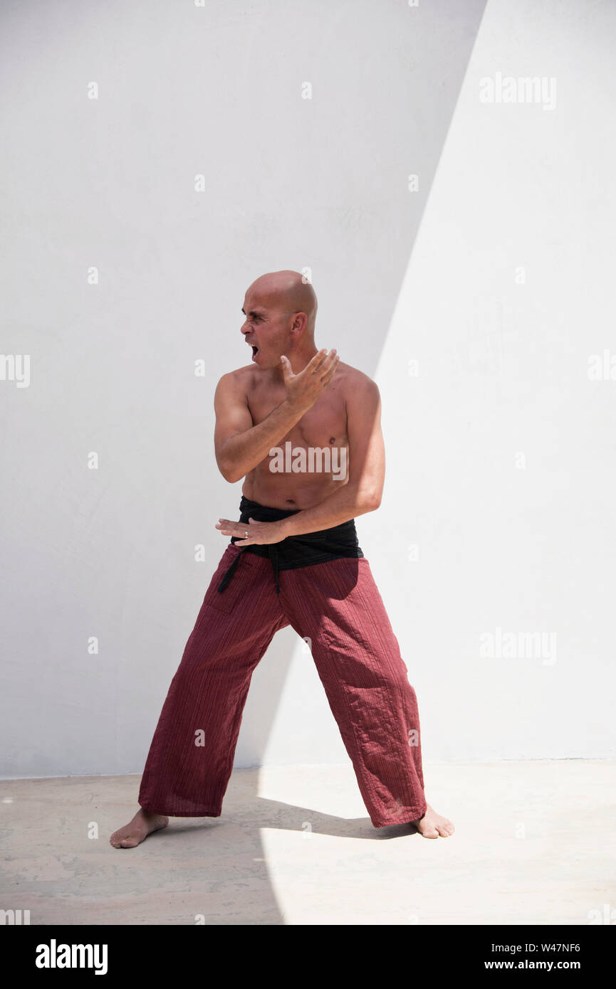 Martial Arts Mann üben Achtsamkeit Übungen Körper, Geist zu harmonisieren. Stockfoto