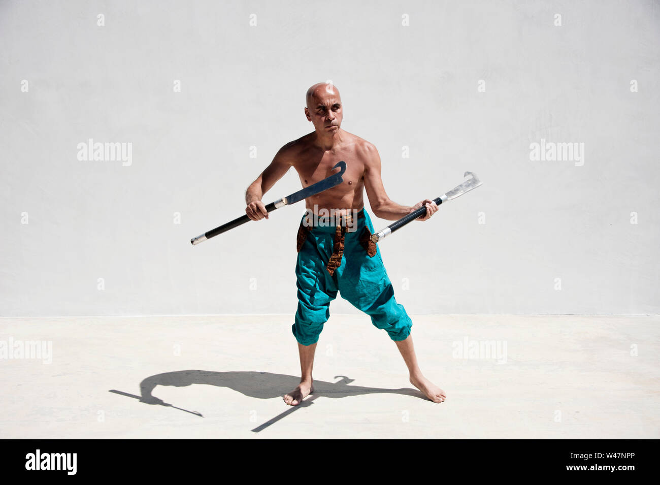 Martial Arts Mann mit Haken Schwerter. Stockfoto