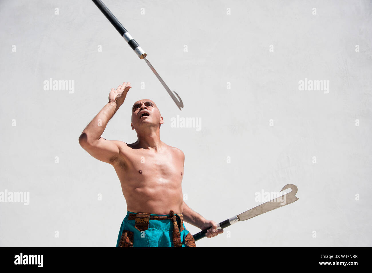 Martial Arts Mann mit Haken Schwerter. Stockfoto
