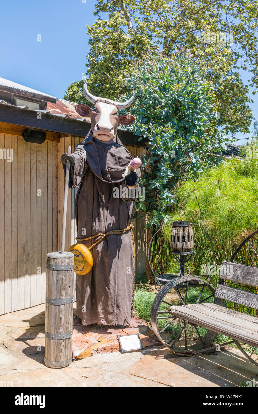MOO-NIPERO SERRA ist eine Skulptur als Teil der 101 Kühe der Cow Parade in der zentralen Küste Stadt San Luis Obispo, Kalifornien erstellt. Es ist ein h Stockfoto