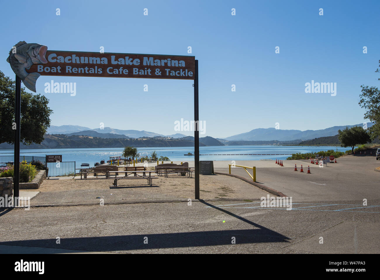 Lake Cachuma Yachthafen Bootsverleih und Bootsanlegestelle unterzeichnen. Santa Barbara County, Kalifornien, USA Stockfoto