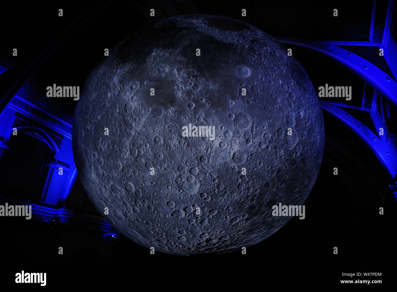 Dorchester Künste feiert den 50. Jahrestag der ersten Mondlandung, Juli 2019 20. Das Museum des Mondes am Corn Exchange erstellt von Luke Jerram auf dem Display ist in Synchronisierung mit drei Tage luner thematische Veranstaltungen an Maumbury Rings umbenannt Moonbury Ringe. Mond und Apollo Laternen werden um Maumbury Rings angezeigt. Stockfoto