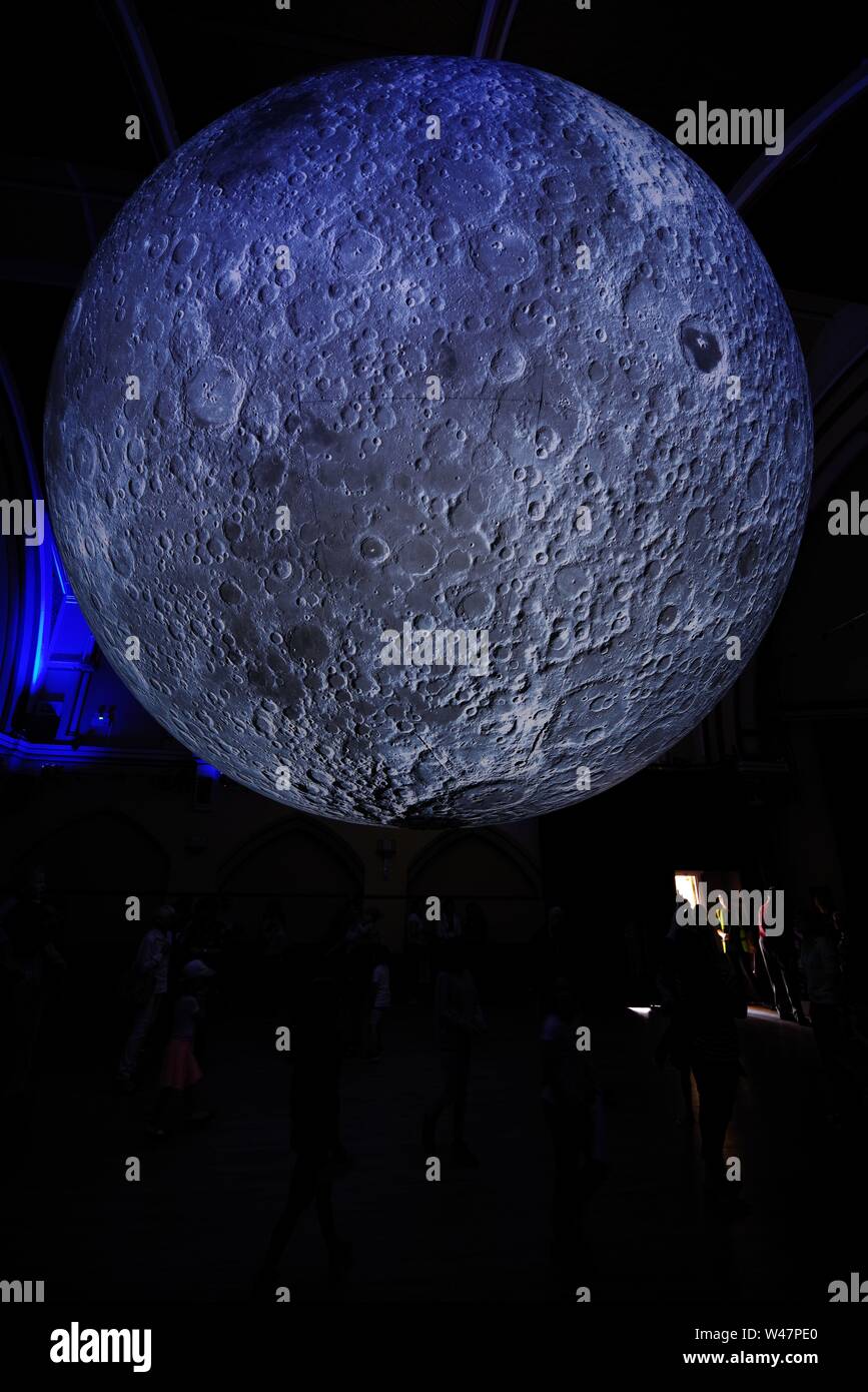 Dorchester Künste feiert den 50. Jahrestag der ersten Mondlandung, Juli 2019 20. Das Museum des Mondes am Corn Exchange erstellt von Luke Jerram auf dem Display ist in Synchronisierung mit drei Tage luner thematische Veranstaltungen an Maumbury Rings umbenannt Moonbury Ringe. Mond und Apollo Laternen werden um Maumbury Rings angezeigt. Stockfoto