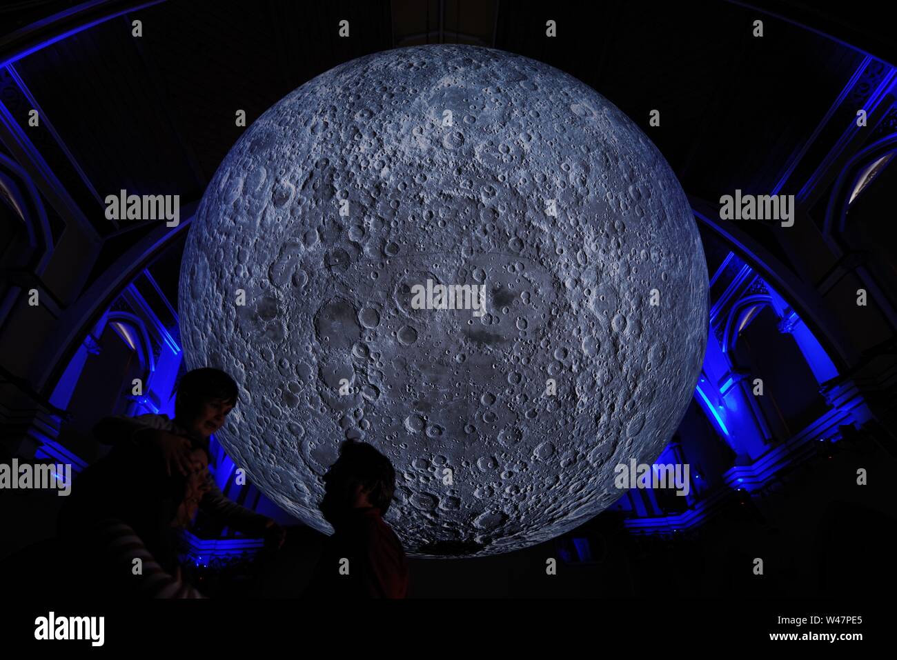 Dorchester Künste feiert den 50. Jahrestag der ersten Mondlandung, Juli 2019 20. Das Museum des Mondes am Corn Exchange erstellt von Luke Jerram auf dem Display ist in Synchronisierung mit drei Tage luner thematische Veranstaltungen an Maumbury Rings umbenannt Moonbury Ringe. Mond und Apollo Laternen werden um Maumbury Rings angezeigt. Stockfoto