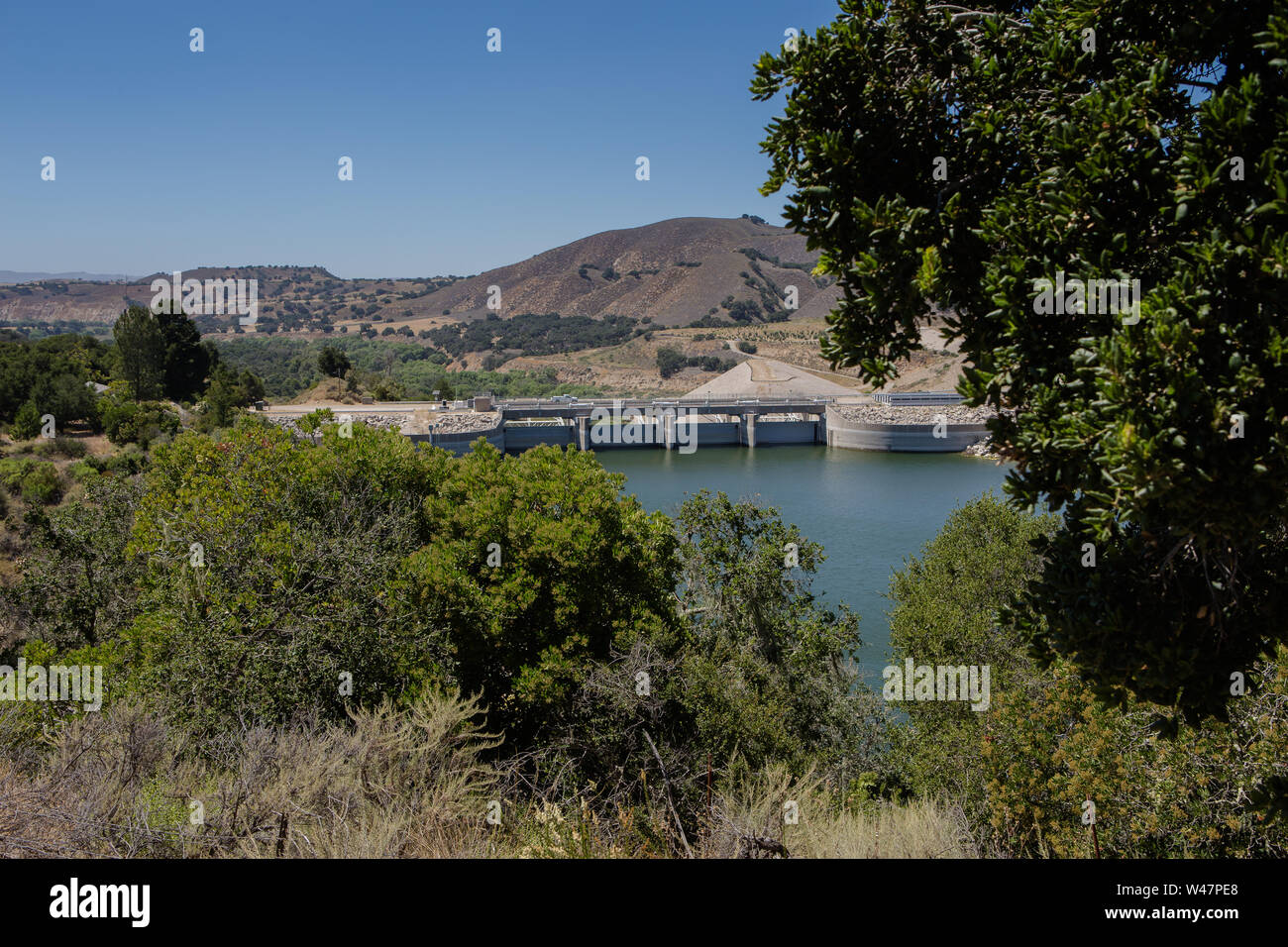 Die Bradbury zerbrechlichen Damm über den Santa Ynez Fluss direkt am Highway 154 an der Vista point Lake Cachuma. Im Zentrum von Santa Barbara County, Kalifornien, USA Stockfoto