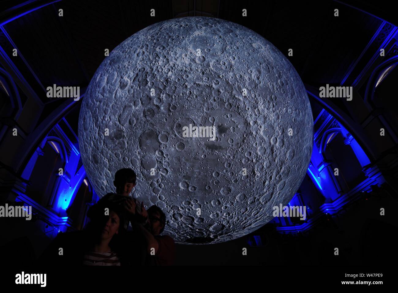 Dorchester Künste feiert den 50. Jahrestag der ersten Mondlandung, Juli 2019 20. Das Museum des Mondes am Corn Exchange erstellt von Luke Jerram auf dem Display ist in Synchronisierung mit drei Tage luner thematische Veranstaltungen an Maumbury Rings umbenannt Moonbury Ringe. Mond und Apollo Laternen werden um Maumbury Rings angezeigt. Stockfoto