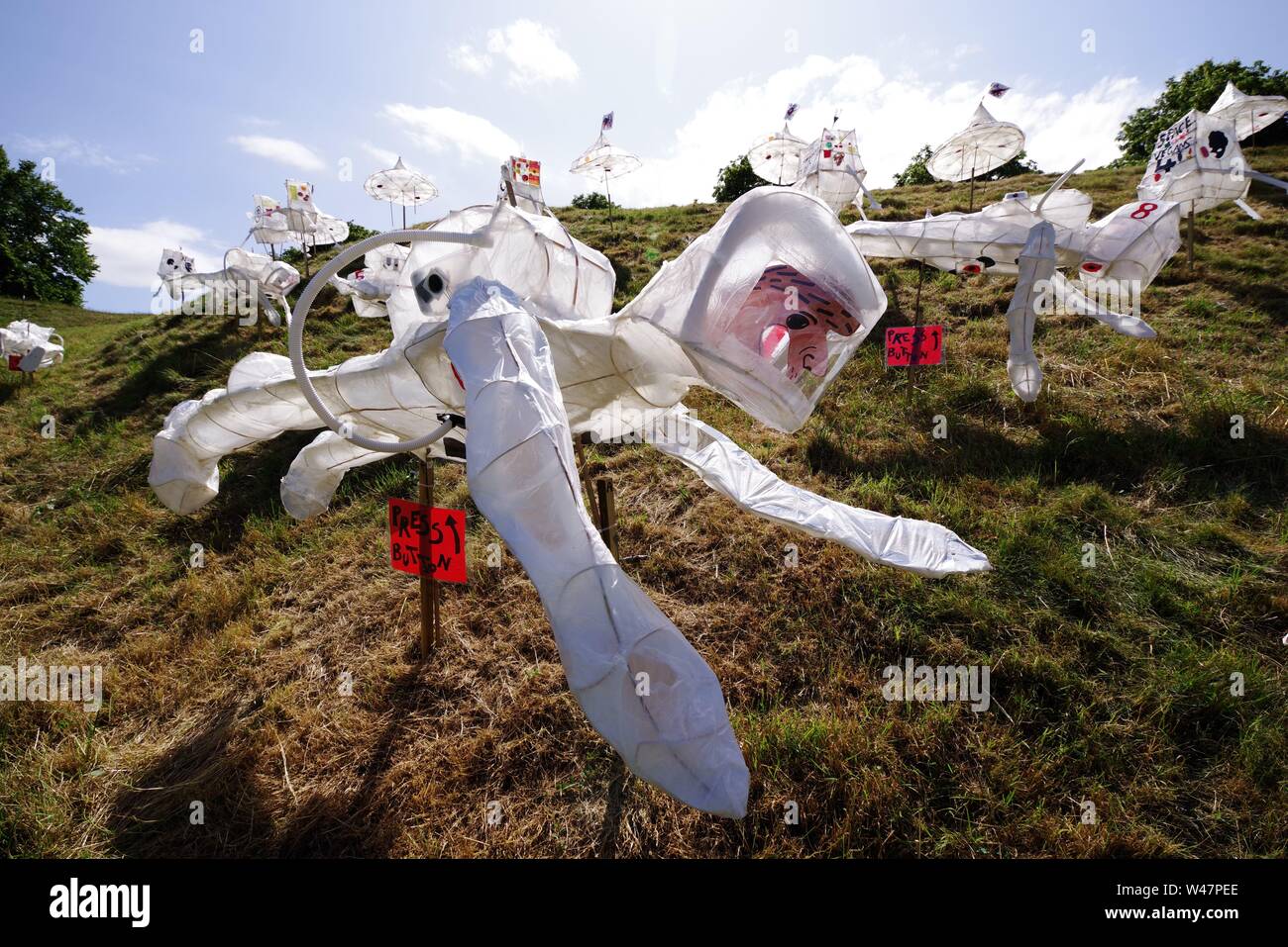 Dorchester Künste feiert den 50. Jahrestag der ersten Mondlandung, Juli 2019 20. Das Museum des Mondes am Corn Exchange erstellt von Luke Jerram auf dem Display ist in Synchronisierung mit drei Tage luner thematische Veranstaltungen an Maumbury Rings umbenannt Moonbury Ringe. Mond und Apollo Laternen werden um Maumbury Rings angezeigt. Stockfoto