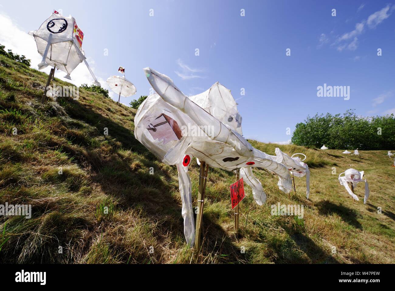 Dorchester Künste feiert den 50. Jahrestag der ersten Mondlandung, Juli 2019 20. Das Museum des Mondes am Corn Exchange erstellt von Luke Jerram auf dem Display ist in Synchronisierung mit drei Tage luner thematische Veranstaltungen an Maumbury Rings umbenannt Moonbury Ringe. Mond und Apollo Laternen werden um Maumbury Rings angezeigt. Stockfoto
