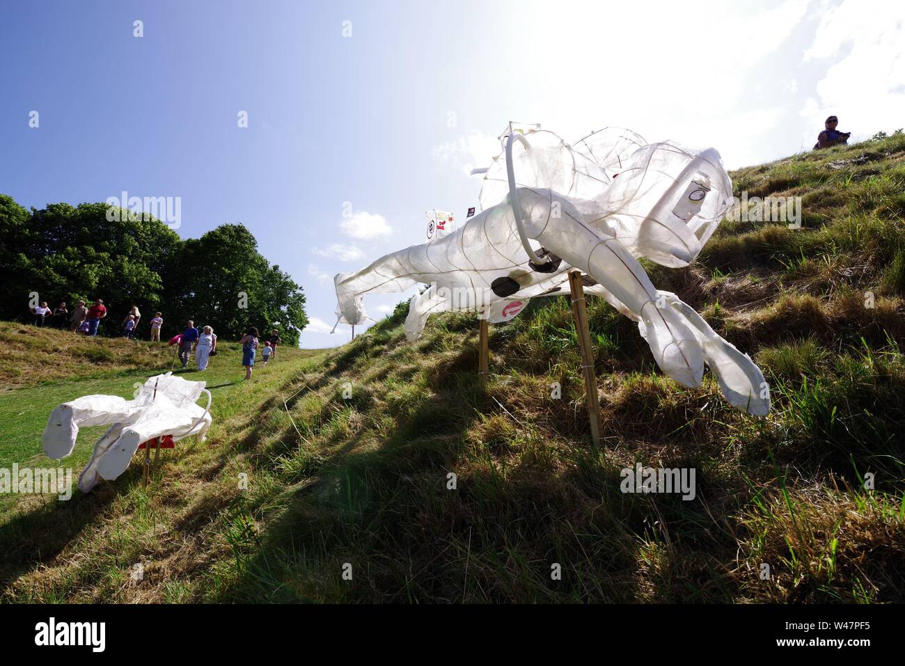 Dorchester Künste feiert den 50. Jahrestag der ersten Mondlandung, Juli 2019 20. Das Museum des Mondes am Corn Exchange erstellt von Luke Jerram auf dem Display ist in Synchronisierung mit drei Tage luner thematische Veranstaltungen an Maumbury Rings umbenannt Moonbury Ringe. Mond und Apollo Laternen werden um Maumbury Rings angezeigt. Stockfoto