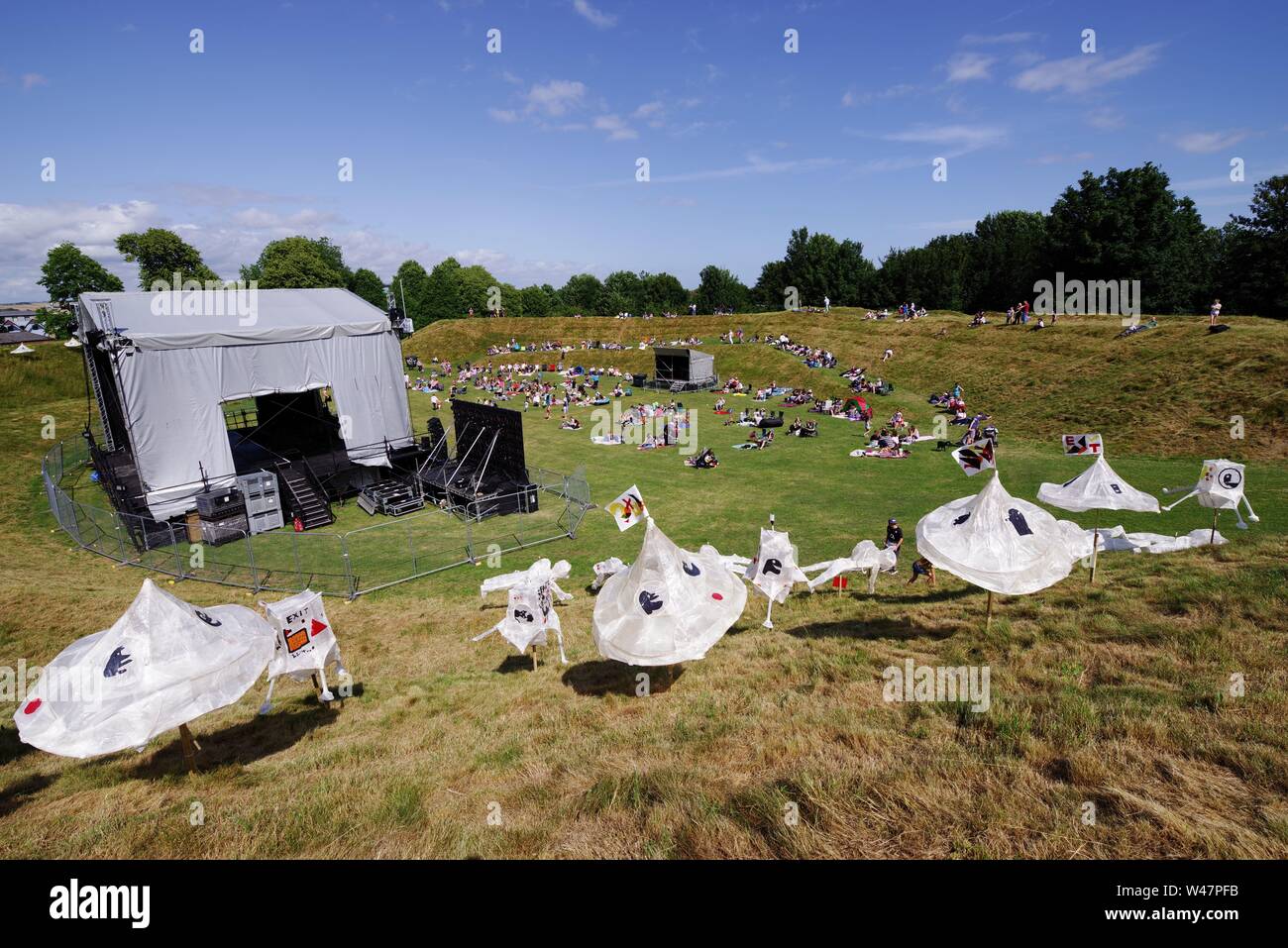Dorchester Künste feiert den 50. Jahrestag der ersten Mondlandung, Juli 2019 20. Das Museum des Mondes am Corn Exchange erstellt von Luke Jerram auf dem Display ist in Synchronisierung mit drei Tage luner thematische Veranstaltungen an Maumbury Rings umbenannt Moonbury Ringe. Mond und Apollo Laternen werden um Maumbury Rings angezeigt. Stockfoto