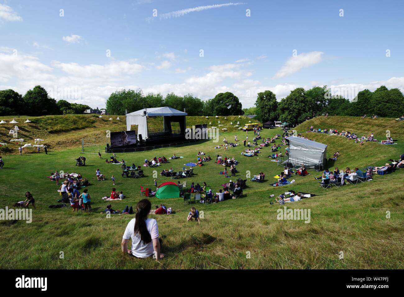 Dorchester Künste feiert den 50. Jahrestag der ersten Mondlandung, Juli 2019 20. Das Museum des Mondes am Corn Exchange erstellt von Luke Jerram auf dem Display ist in Synchronisierung mit drei Tage luner thematische Veranstaltungen an Maumbury Rings umbenannt Moonbury Ringe. Mond und Apollo Laternen werden um Maumbury Rings angezeigt. Stockfoto