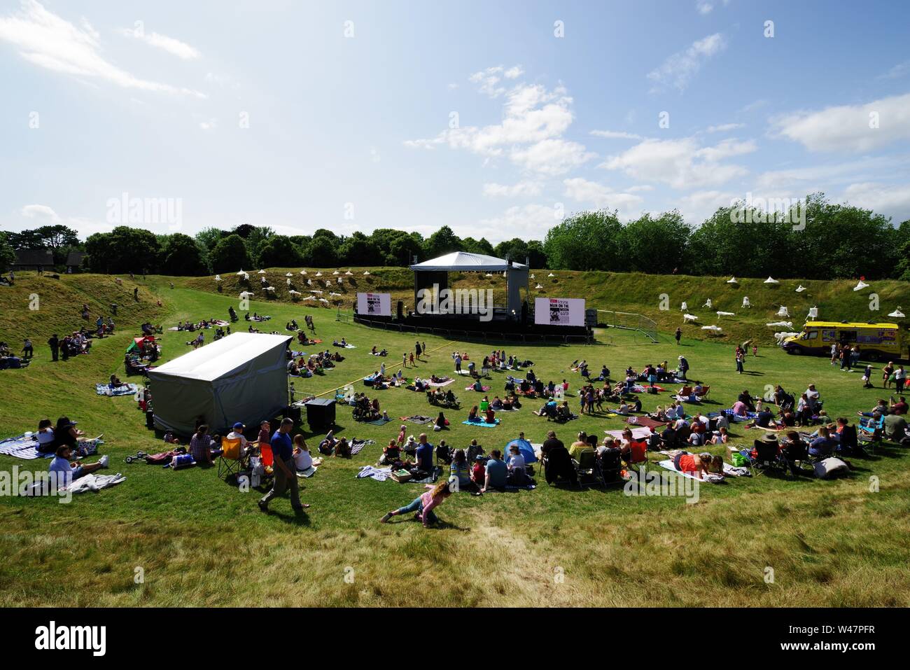 Dorchester Künste feiert den 50. Jahrestag der ersten Mondlandung, Juli 2019 20. Das Museum des Mondes am Corn Exchange erstellt von Luke Jerram auf dem Display ist in Synchronisierung mit drei Tage luner thematische Veranstaltungen an Maumbury Rings umbenannt Moonbury Ringe. Mond und Apollo Laternen werden um Maumbury Rings angezeigt. Stockfoto