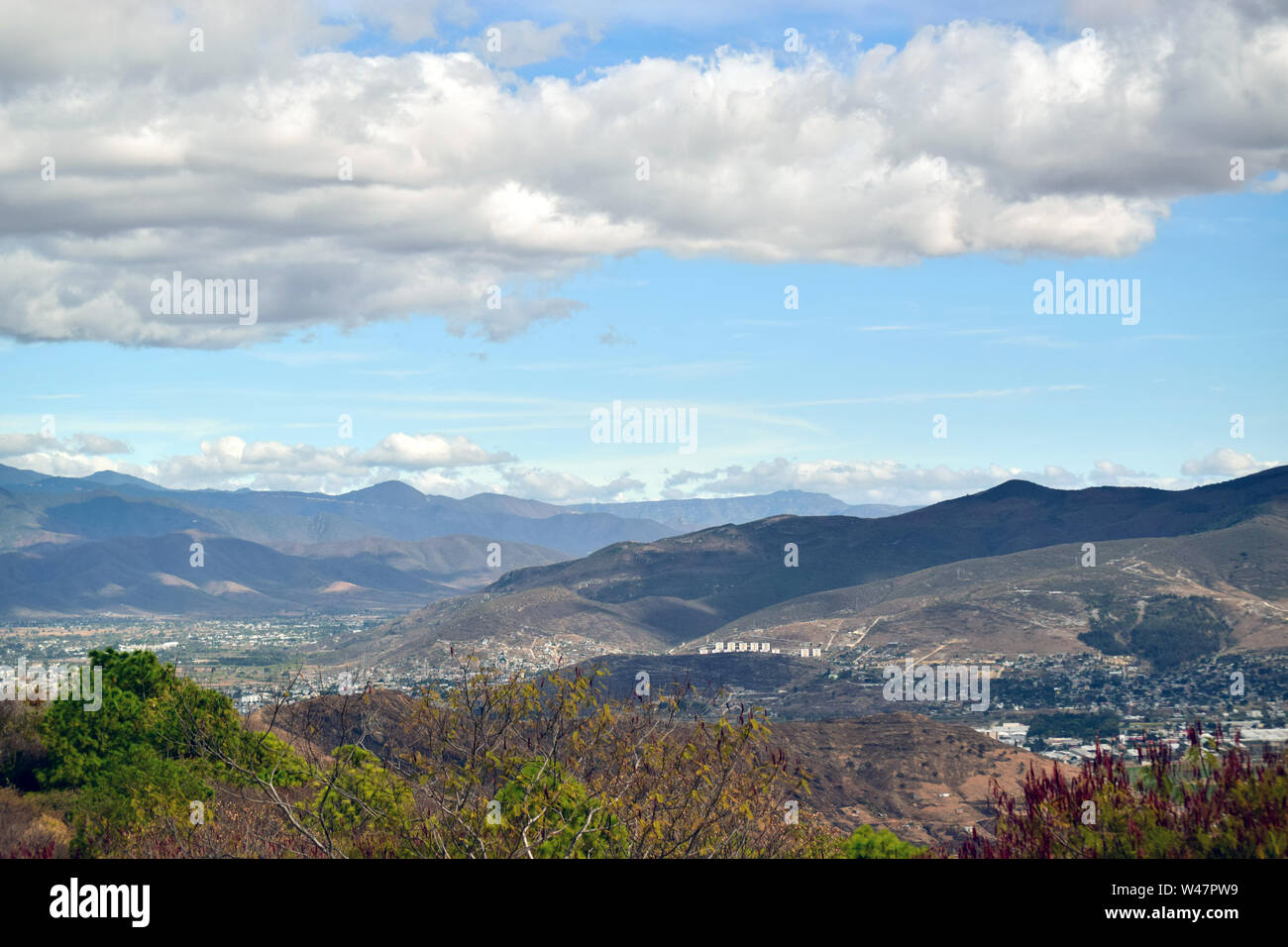 Sicht auf die Berge im Tal von Mexiko aus der alten San Juan Teotihuacan, einmal in der präkolumbischen Stadt. Stockfoto