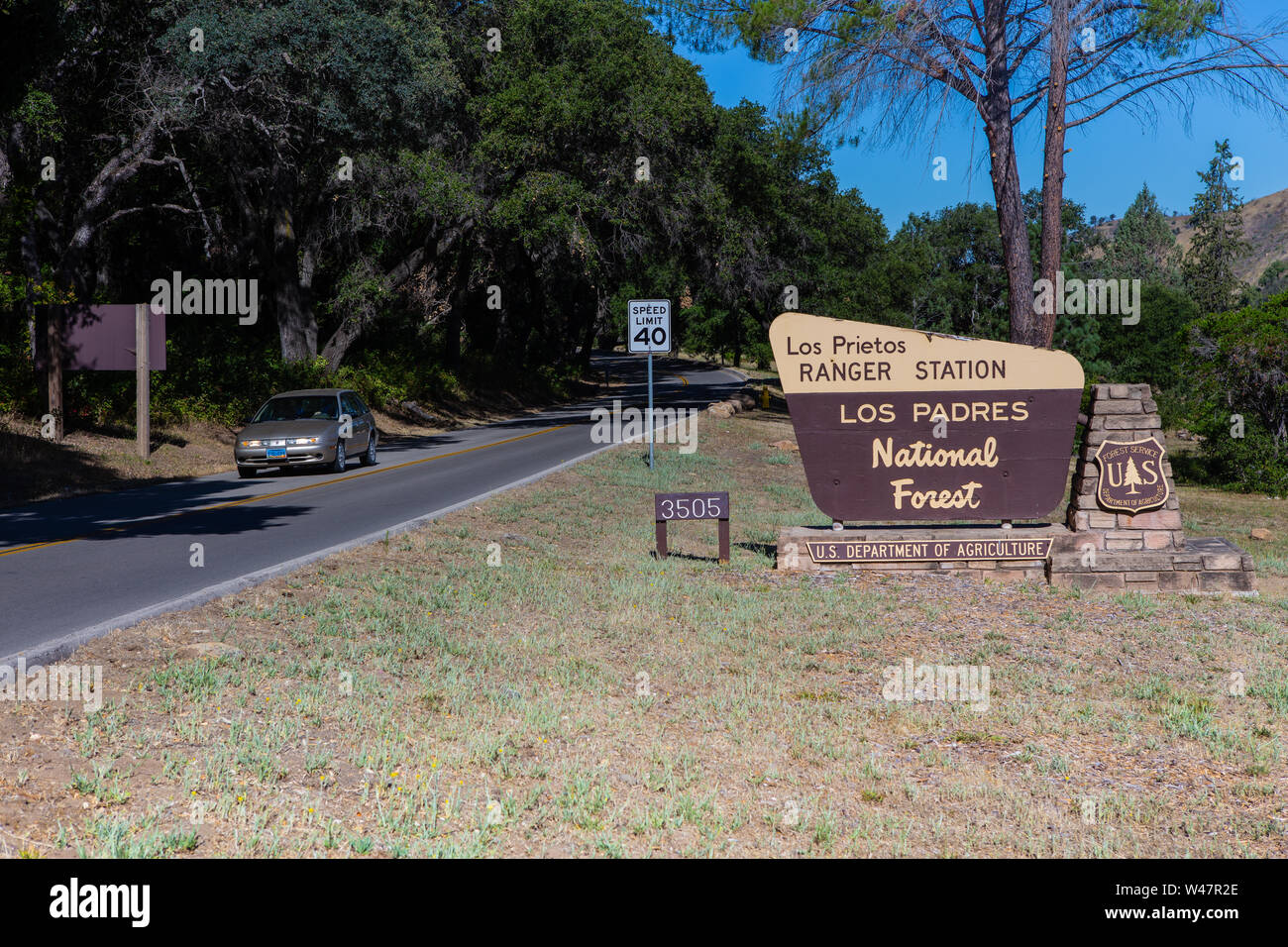 Los Prietos Ranger Station am Straßenrand Zeichen auf die Paradise Road im Los Padres National Forest, Santa Barbara County, Kalifornien, USA Stockfoto