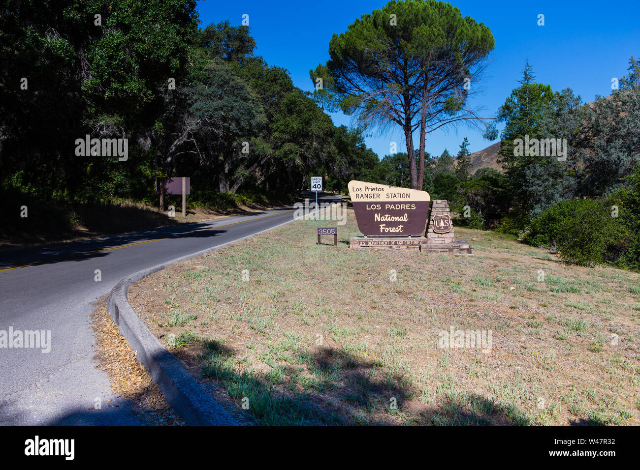 Los Prietos Ranger Station am Straßenrand Zeichen auf die Paradise Road im Los Padres National Forest, Santa Barbara County, Kalifornien, USA Stockfoto