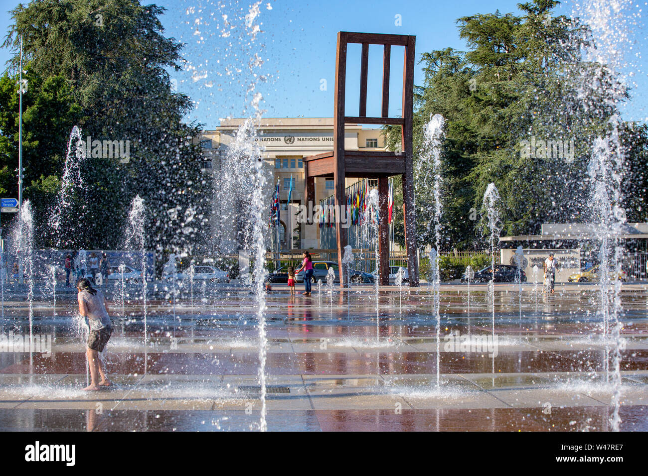Kinder spielen im Wasser Brunnen auf der Place des Nations in Genf an einem  heißen Sommertag. Genf. Schweiz Stockfotografie - Alamy