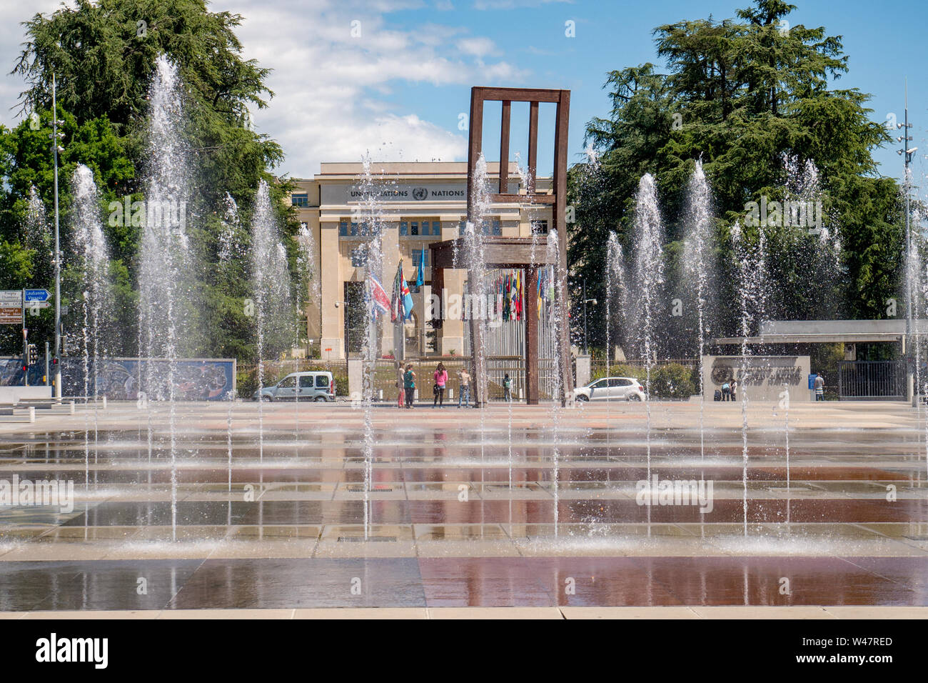 Brunnen auf der Place des Nations in Genf vor dem Palais des Nations. Genf. Schweiz Stockfoto