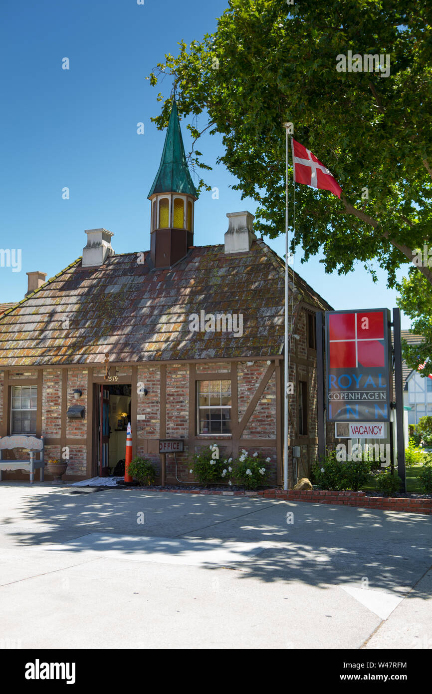 Die dänische Flagge außerhalb des Äußeren des Amtes im Royal Kopenhagen Inn Solvang, Kalifornien, USA an einem warmen Sommertag Stockfoto