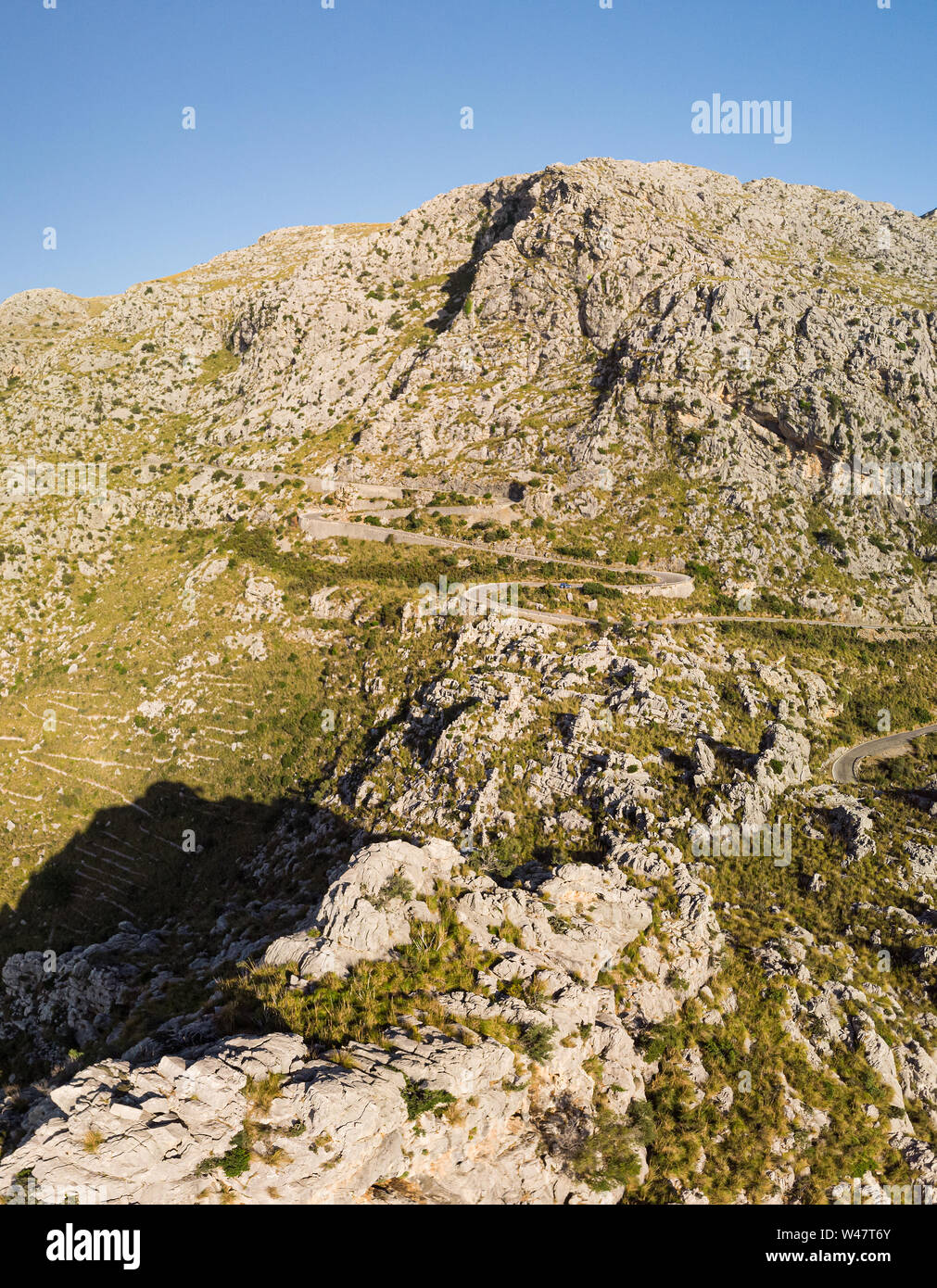 Panoramablick auf die Landschaft. Haarnadelkurve Straße MA-2141 zwischen Rocky Mountains. Weg zum Strand Sa Calobra, Mallorca, Balearen Inseln Stockfoto