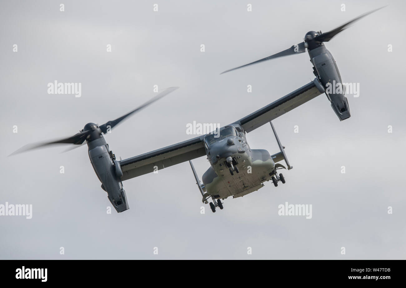 RAF Fairford, Glos, Großbritannien. Juli 2019 20. Tag 2 des Royal International Air Tattoo (RIAT) mit militärischer Flugzeuge aus der ganzen Welt Montage für größte Airshow der Welt mit einem vollen Flying Display bei gutem Wetter. Bild: Flug demo von Bell Boeing CV-22B Osprey, US Air Force von RAF Mildenhall. Credit: Malcolm Park/Alamy Leben Nachrichten. Stockfoto