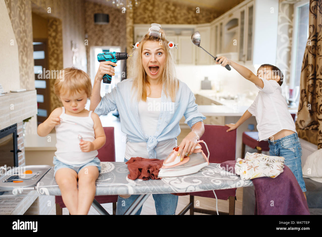 Hausfrau mit Kindern eine gute Zeit in der Küche. Frau