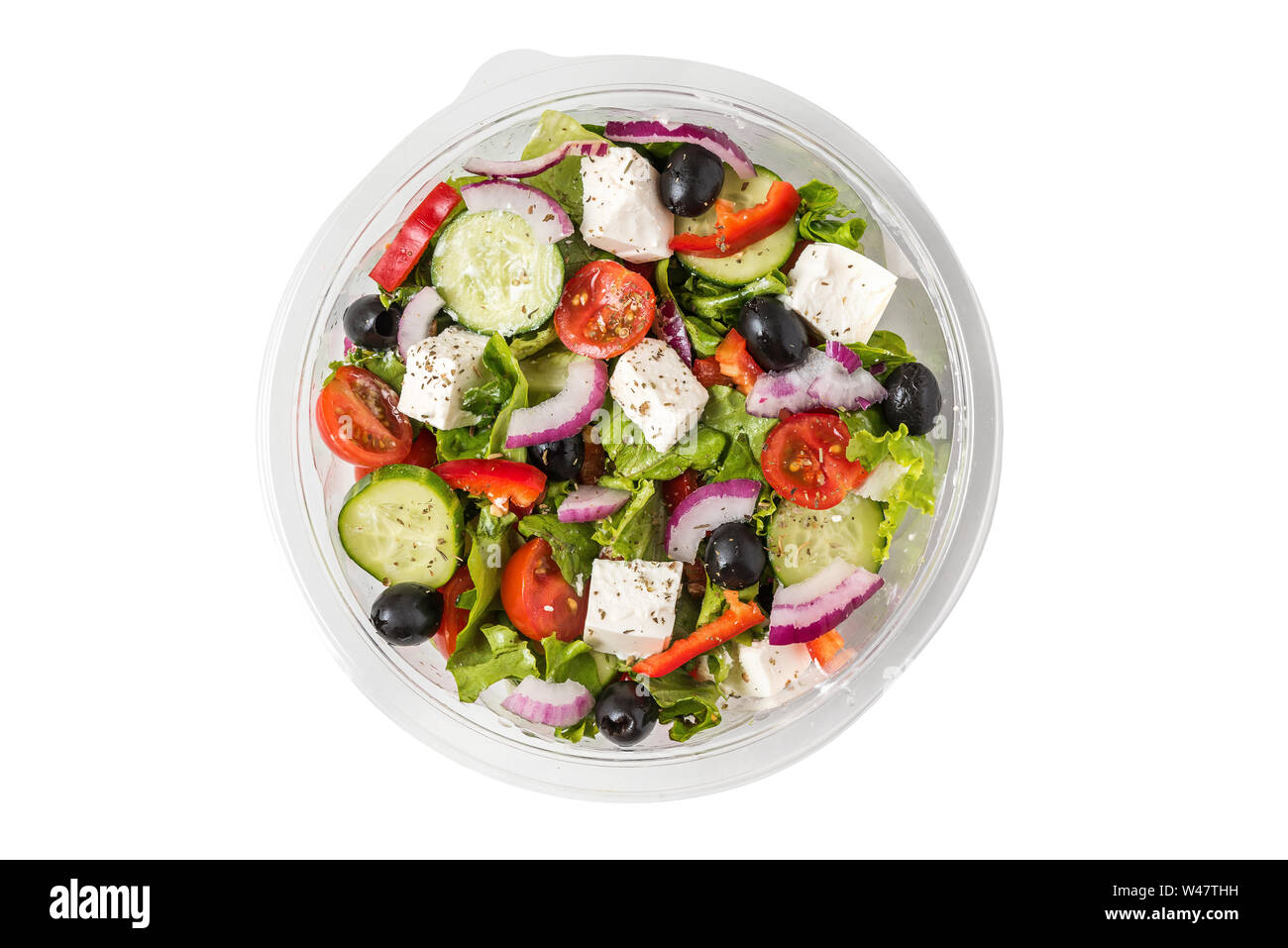 Griechischer Salat frisch in einem Kunststoffgehäuse für das Mittagessen zum Mitnehmen isoliert auf weißem Hintergrund. top View Stockfoto