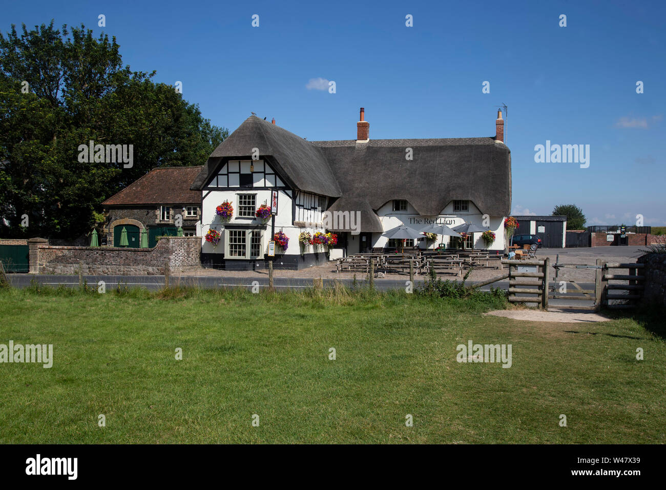 The Red Lion Inn in Avebury, Wiltshire Grossbritannien stammt aus den frühen 1600er Jahren und ist das einzige Hotel in der Welt in eine prähistorische Steinkreis befindet. Stockfoto