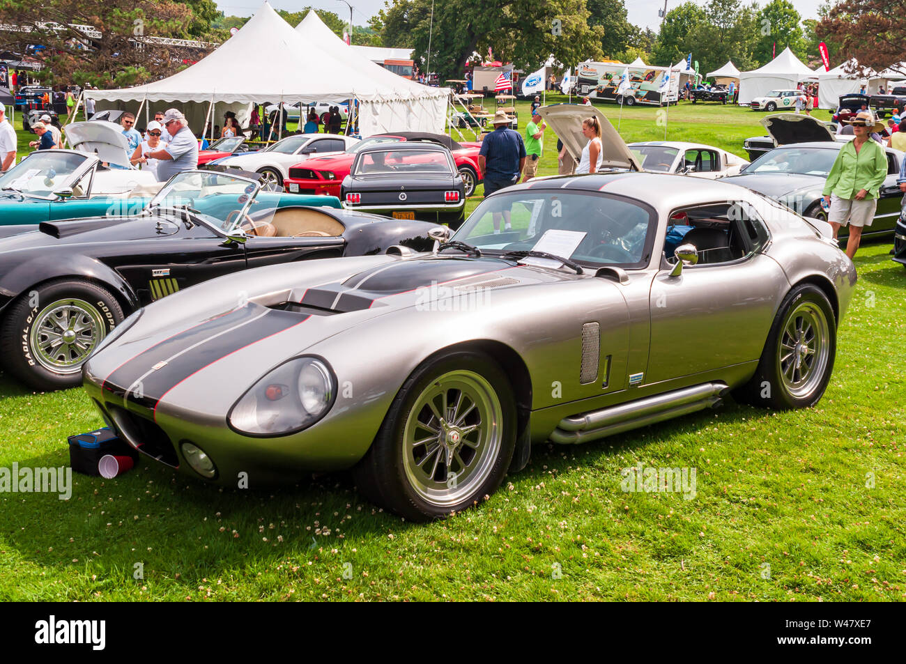 Ein antikes Silber Jaguar Coupé an der Pittsburgh Gran Prix, Pittsburgh, Pennsylvania, USA Stockfoto