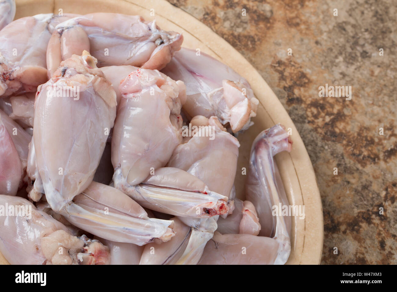 Raw Froschschenkel auf einer Platte Stockfoto