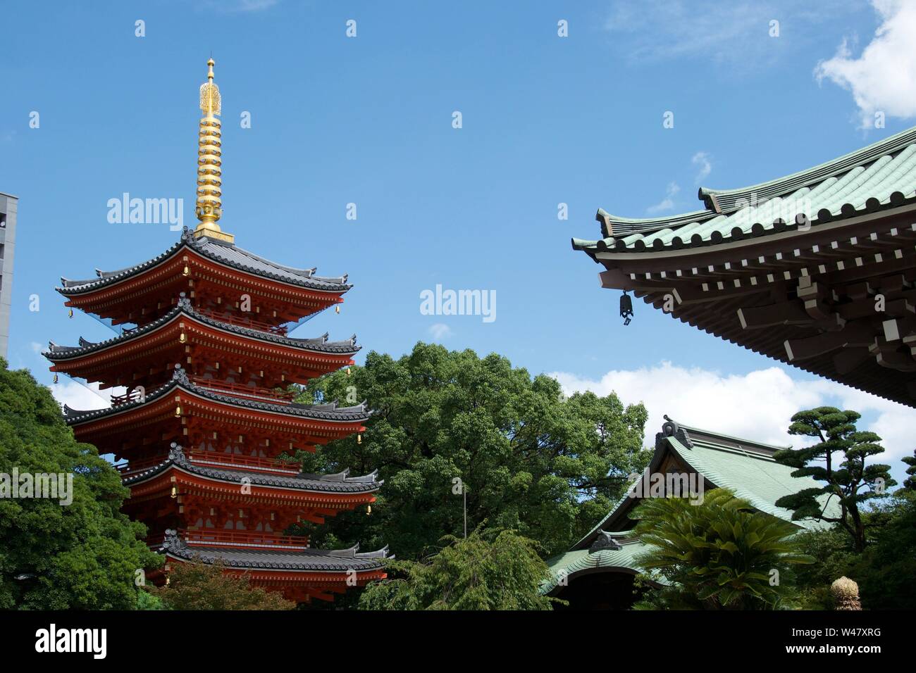 Die hellen Goldenen Turm und leuchtend rote Lackierung von Fukuoka den lebhaften, bunten Pagode (Japan). Blauer Himmel und grünen Bäumen im Hintergrund. Traditiona Stockfoto