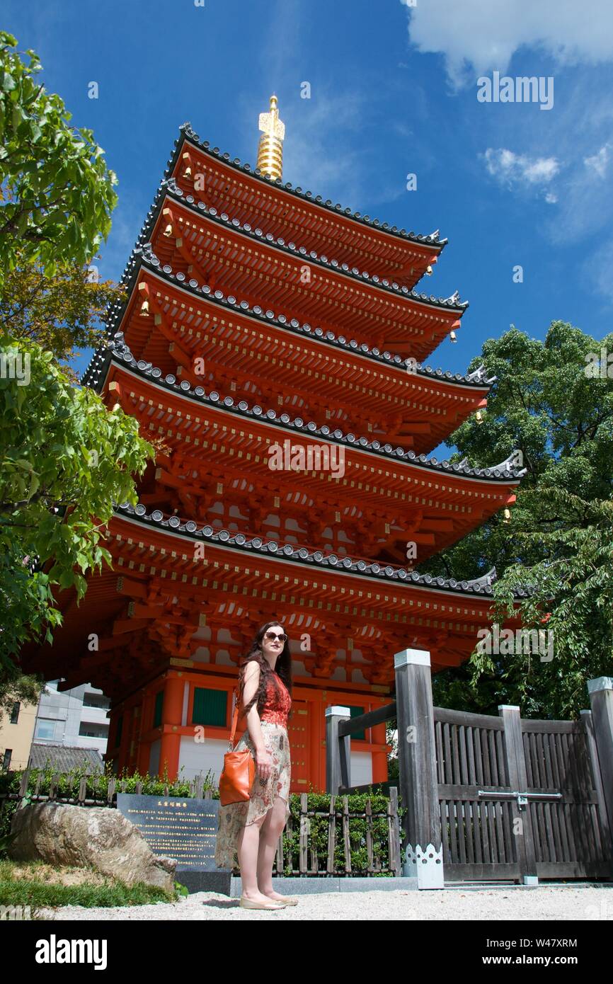 Die hellen Goldenen Turm und leuchtend rote Lackierung von Fukuoka den lebhaften, bunten Pagode (Japan). Blauer Himmel und grüne Bäume im Hintergrund; fashionabl Stockfoto