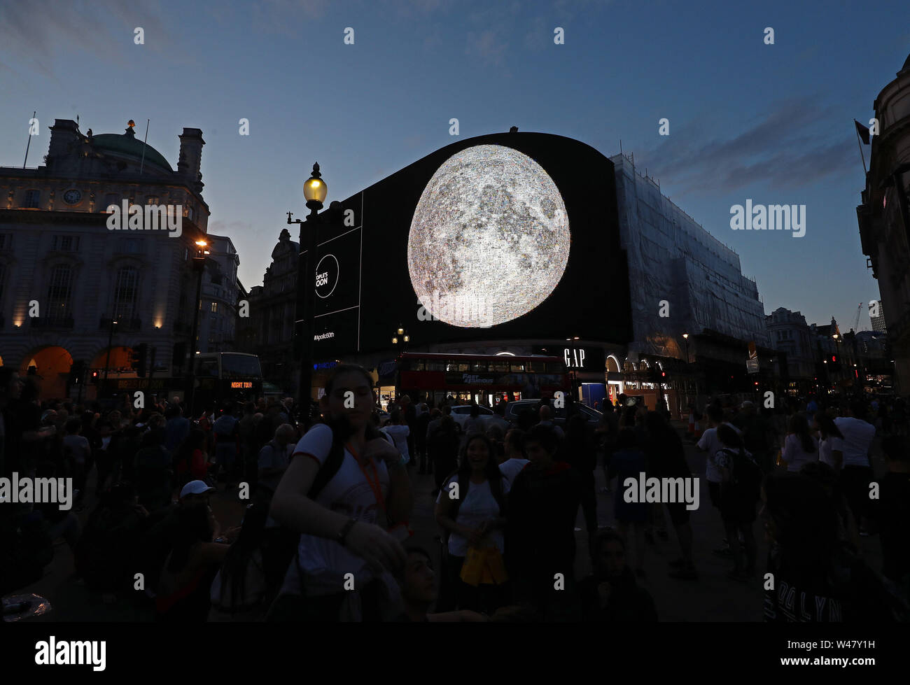 London Künstlerin Helen Marshall's People's Moon Projekt, einem riesigen fotografischen Mosaik an die genaue Stunde vor 50 Jahren gezeigt, dass Apollo 11 die ersten Menschen auf dem Mond gelandet, am Piccadilly Circus, London. Stockfoto