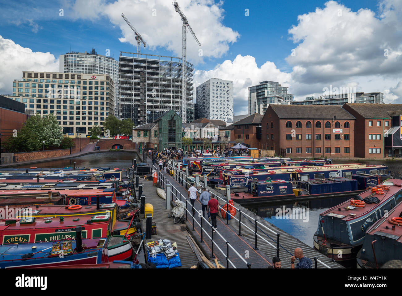 BRINDLEYPLACE, Birmingham, Vereinigtes Königreich - 26. MAI 2019: Boote entlang Birmingham Canal alte Linie am hellen Frühlingstag geparkt Stockfoto