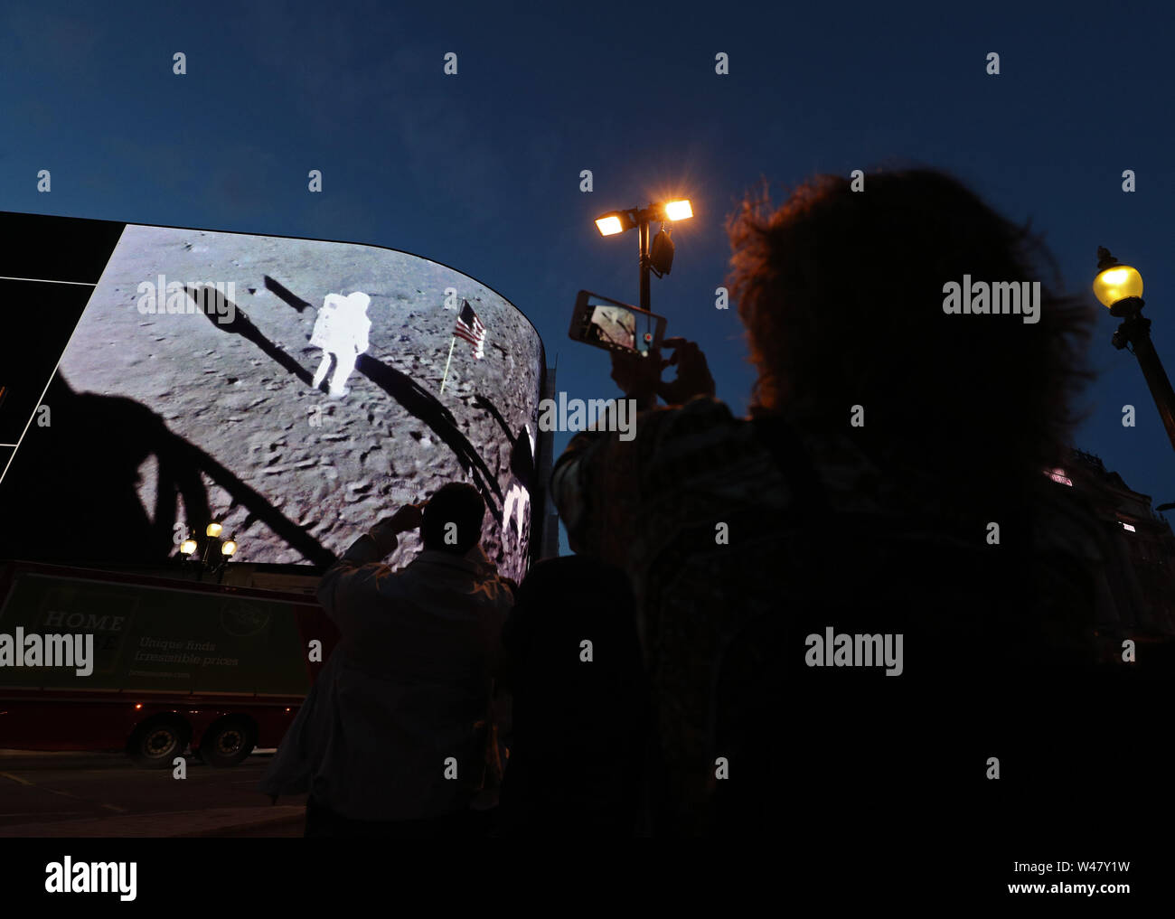 Leute, die Londoner Künstlerin Helen Marshall's People's Moon Projekt, einem riesigen fotografischen Mosaik an die genaue Stunde vor 50 Jahren gezeigt, dass Apollo 11 die ersten Menschen auf dem Mond gelandet, am Piccadilly Circus, London. Stockfoto