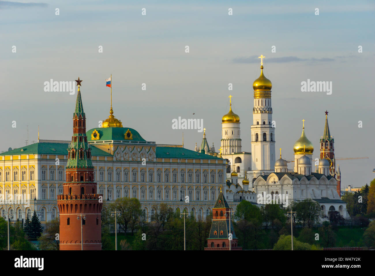 Der Moskauer Kreml. Ansicht vom Fluß an einem sonnigen Tag Stockfoto