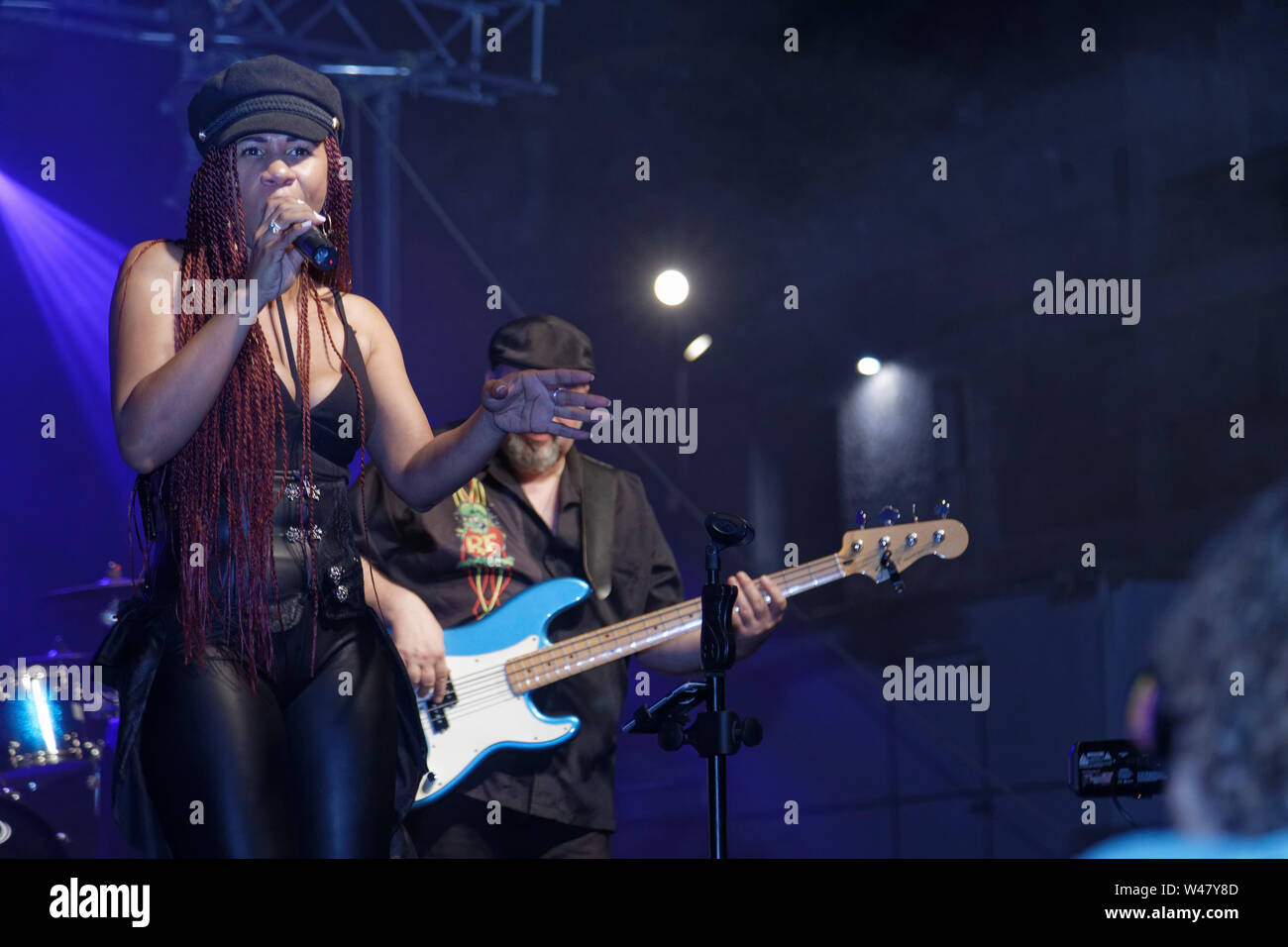 Agde, Frankreich. 6. Juli, 2019. Jessyka Ake (Sänger) Der Rote Bohnen und Pfeffersauce im Konzert an Black Pearl Festival am Platz des Moulin des Eveques Stockfoto