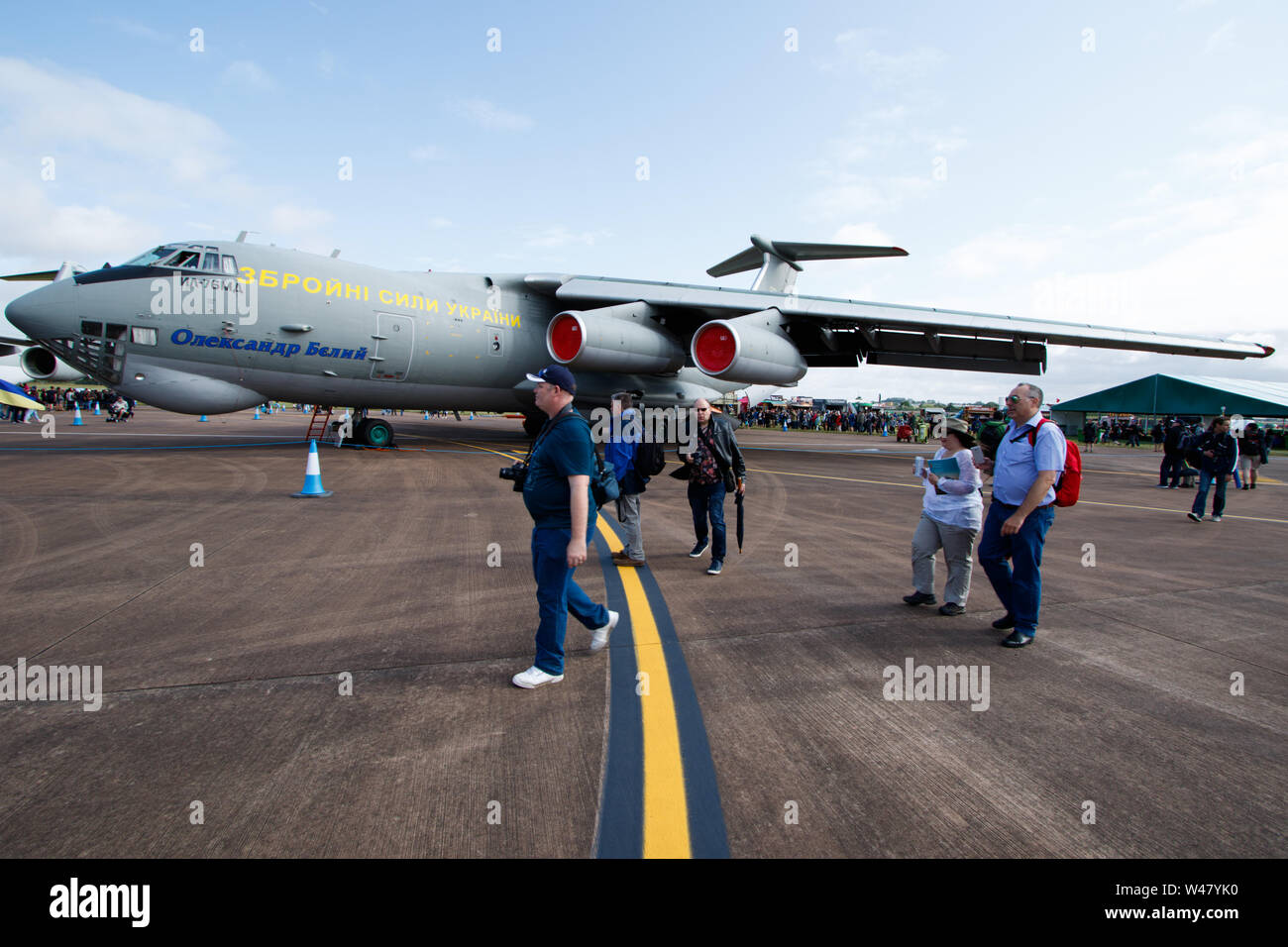 Das Royal International Air Tattoo, RAF Fairford, Gloucestershire, UK. 20. Juli 2019. Personen observieren Fabelhaft in der Luft und am Boden zeigt, am zweiten Tag des jährlichen zeigen. Über 20 Nationen nehmen teil, mit 8 Stunden Flug zeigt heute. 200.000 Menschen werden erwartet, über die drei Tage zu besuchen. Die diesjährige Veranstaltung feiert 70 Jahre NATO. Credit: Andrew Bartlett/Alamy leben Nachrichten Stockfoto