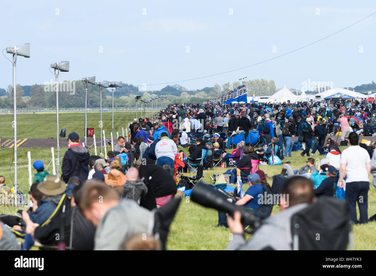 Das Royal International Air Tattoo, RAF Fairford, Gloucestershire, UK. 20. Juli 2019. Personen observieren Fabelhaft in der Luft und am Boden zeigt, am zweiten Tag des jährlichen zeigen. Über 20 Nationen nehmen teil, mit 8 Stunden Flug zeigt heute. 200.000 Menschen werden erwartet, über die drei Tage zu besuchen. Die diesjährige Veranstaltung feiert 70 Jahre NATO. Credit: Andrew Bartlett/Alamy leben Nachrichten Stockfoto